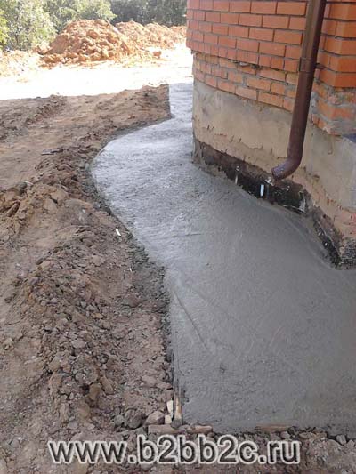 МВА-Консалт: залитая бетоном отмостка вокруг дома