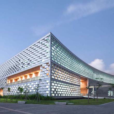 Фасад из стеклофибробетона библиотеки университета в китайском Шэньчжэне