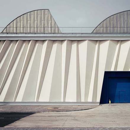 Новый фасад из панелей стеклофибробетона высотой 13,5м восстановленной фабрики в Малаге