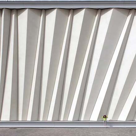 Фасадные панели из СФБ накладываются друг на друга и снижают солнечную радиацию