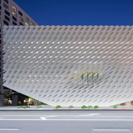 Перфорированный фасад The Broad Museum (Лос-Анджелес) из 2500 ромбовидных СФБ-панелей