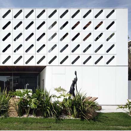 Фасад из 390 панелей СФБ 80х80см жилого дома Ventura House на юге Бразилии