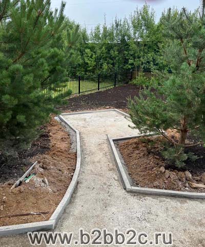 МВА-Консалт: щебневое основание садовой дорожки, подготовленное для укладки искусственной брусчатки на сухую цементно-песчаную смесь