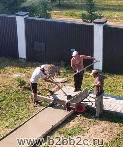 МВА-Консалт: бетонирование дорожного корыта во дворе загородного дома, чтобы потом замостить дорожку тротуарной плиткой или брусчаткой