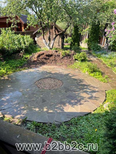 МВА-Консалт: мощение природным камнем площадки для костра и мангала в саду загородного дома
