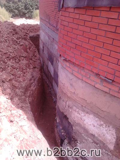 МВА-Консалт: земляные работы по выемке пристенного грунта для гидроизоляции фундаментной стены загородного дома с подвалом