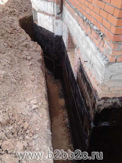 МВА-Консалт: нанесение гидроизоляции (обмазочная жидкая резина) на откопанную и очищенную от грунта стену фундамента загородного дома с подвалом