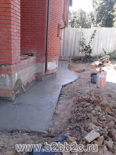МВА-Консалт: наклонная бетонная отмостка вокруг дома под мощение камнем или клинкерным кирпичом или тротуарной плиткой
