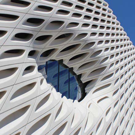 Здание The Broad Museum в Лос-Анджелее в стиле постмодернизма с фасадом из стеклофибробетона