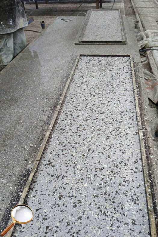 Набрызг пятнистого лицевого слоя цокольной панели из стеклофибробетона Набрызг пятнистого лицевого слоя цокольной панели из стеклофибробетона