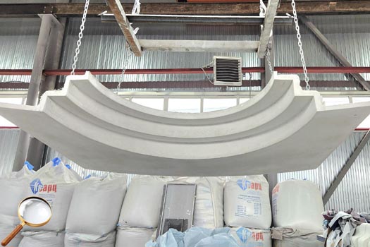 Выемка из формы большой детали из стеклофибробетона (арочный элемент)