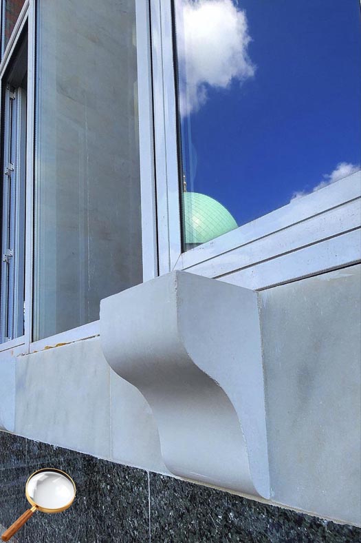 Декоративная опорная деталь из стеклофибробетона на фасаде здания