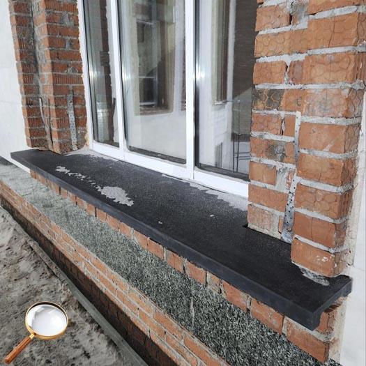 Чёрный подоконник и стеклофибробетона выделяет окна на фасаде