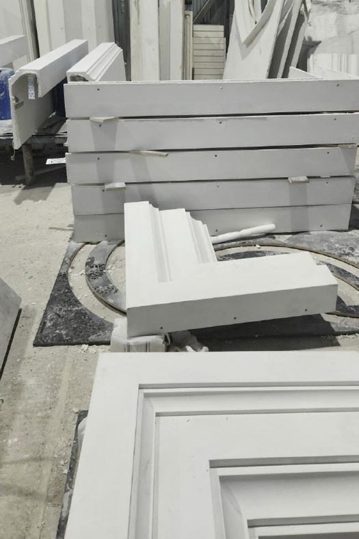 Фасадный декор из стеклофибробетона на складе перед отгрузкой Фасадный декор из стеклофибробетона на складе перед отгрузкой