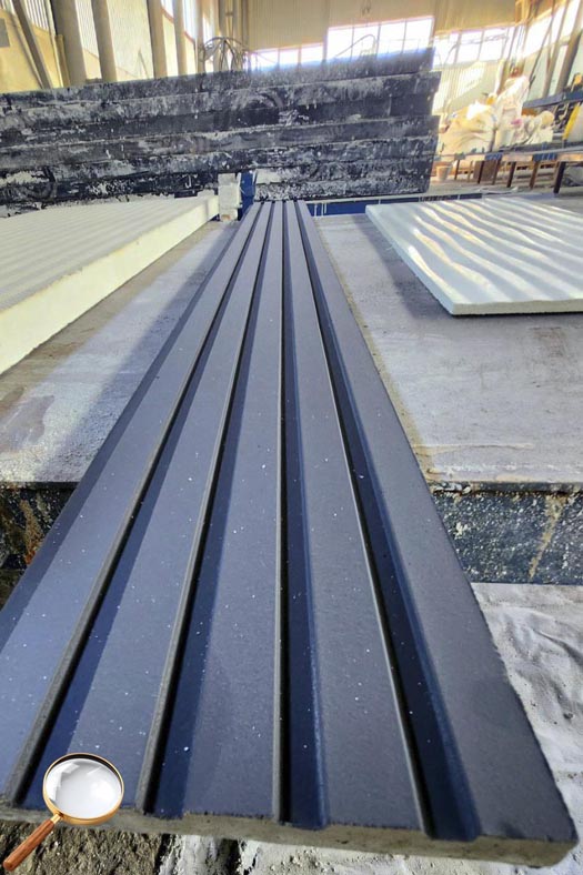 Окрашенная декоративная панель с рёбрами для облицовки цоколя и фасада