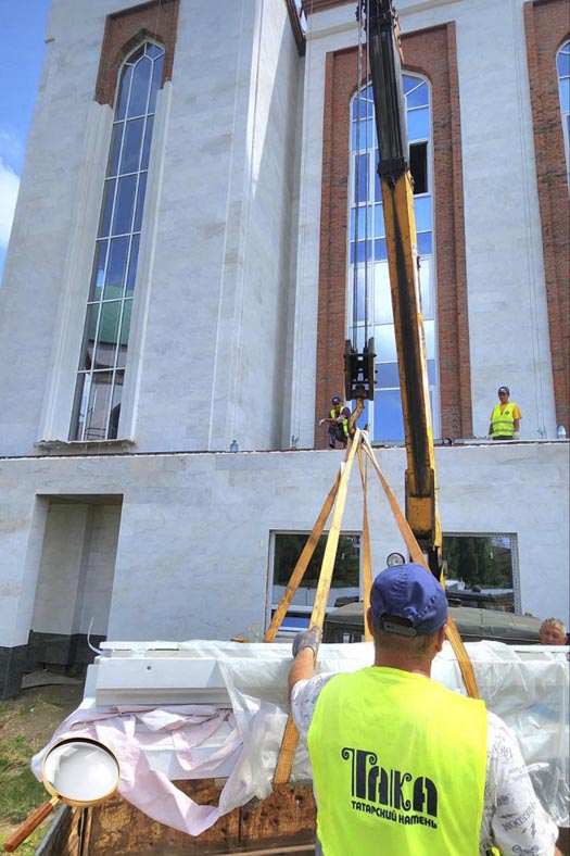 Подъём деталей из СФБ на 2-й этаж для монтажа декора на фасад