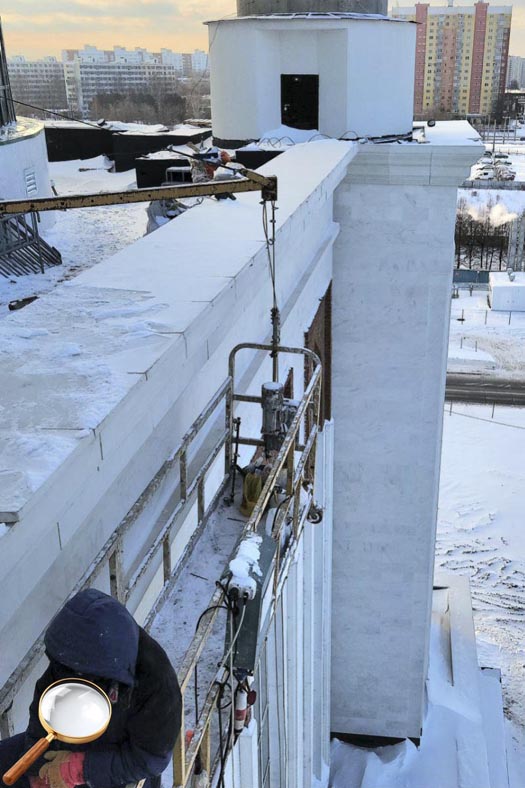 Монтаж зимой архитектурного декора из стеклофибробетона на фасад